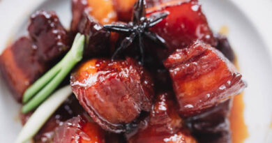 La poitrine de porc braisée à la Shanghai (Hong shao rou, 红烧肉), ou « porc cuit rouge », est un plat très célèbre en Chine. Tout le monde le sait, et il existe de nombreuses versions et rebondissements basés sur l'original. Certaines des variantes les plus connues incluent l'ajout de calmars (cela semble étrange, mais mon garçon, est-ce savoureux), des œufs durs et des nœuds de tofu.