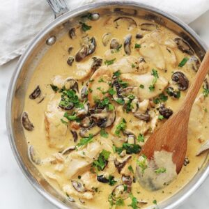 La sauce crémeuse aux champignons est le véritable héros de ce plat. C'est une excellente option de sauce pour la viande de poitrine de poulet maigre, ajoutant de la richesse et un facteur wow ! Et c'est un cran au-dessus des recettes habituelles de sauce aux champignons de base, grâce à une touche de vin blanc, de parmesan et de bouillon/bouillon de poulet. Ce sont tous des exhausteurs de goût / umami-boosters bien établis que j'utilise régulièrement et je ne me retiens pas !