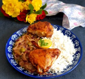 Poulet Yassa (Poulet Braisé Sénégalais Aux Oignons Caramélisés) Une version aux agrumes de vos plats de poulet et d'oignon cuits et étouffés préférés. La préparation du yassa commence par une viande, souvent du poulet, marinée avec des oignons et du jus d'agrumes, qui est ensuite braisée dans une riche base d'oignons jusqu'à ce que les alliums soient fondus et caramélisés.