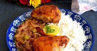 Poulet Yassa (Poulet Braisé Sénégalais Aux Oignons Caramélisés) Une version aux agrumes de vos plats de poulet et d'oignon cuits et étouffés préférés. La préparation du yassa commence par une viande, souvent du poulet, marinée avec des oignons et du jus d'agrumes, qui est ensuite braisée dans une riche base d'oignons jusqu'à ce que les alliums soient fondus et caramélisés.