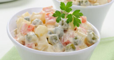 La salade piémontaise est un mélange de pommes de terre, de tomates, d'œufs durs, de cornichons et de cervelas assaisonnés de mayonnaise.