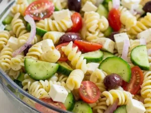 Salade de pâtes rapide et facile Salade de pâtes fraîches et facile remplie de légumes croquants, de mozzarella fraîche et arrosée d'une simple vinaigrette maison. L'accompagnement parfait ! Passer à la recette de salade de pâtes facile.