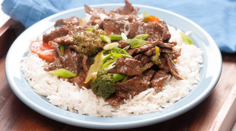 Sauté de bœuf rapide et facile. Je le fais les soirs de semaine les plus occupés. Besoin d'utiliser certains de vos restes de légumes et d'autres ingrédients de base du garde-manger ? Ne cherchez pas plus loin qu'un sauté de bœuf classique. Ce sauté de bœuf et de brocoli se prépare en seulement 25 minutes et ne nécessite que des ingrédients que vous avez probablement déjà. Et si vous ne le faites pas ? Vous pouvez simplement les ignorer !