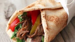 Vous pouvez avoir votre sandwich shawarma au bœuf préféré à la maison, cette recette facile est tout ce dont vous avez besoin ! Je partage les secrets de ma famille avec l'assaisonnement shawarma, qui fait toute la différence. Assurez-vous de consulter les conseils. Comme l’houmous, le falafel et le kofta Kebab, le shawarma est un autre aliment de rue populaire du Moyen-Orient qui est devenu largement connu dans le monde entier ! Et la bonne nouvelle est que le shawarma au bœuf est facile à préparer à la maison, aucun équipement spécial n'est nécessaire.