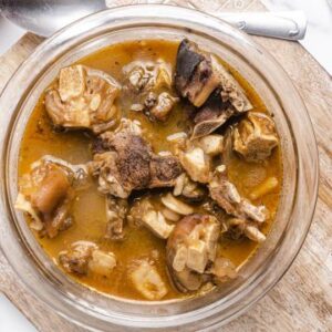 Soupe Africaine au Poivre – Viande de Chèvre La soupe au poivre africaine est une soupe africaine copieuse faite avec des escalopes ou des morceaux de viande de chèvre, des épices pour soupe au poivre et d'autres beaux condiments. Si vous recherchez une authentique soupe de poivrons à la viande de chèvre, cette soupe offre certainement les grandes saveurs africaines audacieuses que vous adorerez.