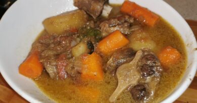 Soupe Africaine au Poivre – Viande de Chèvre La soupe au poivre africaine est une soupe africaine copieuse faite avec des escalopes ou des morceaux de viande de chèvre, des épices pour soupe au poivre et d'autres beaux condiments. Si vous recherchez une authentique soupe de poivrons à la viande de chèvre, cette soupe offre certainement les grandes saveurs africaines audacieuses que vous adorerez.