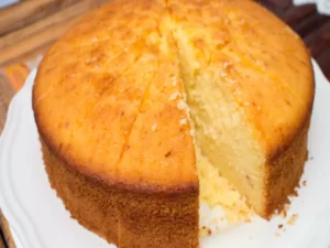 Gâteau éponge ou cake moelleux facile Ce gâteau éponge facile est doux, moelleux et léger comme l'air! Il s'agit d'une recette simple de génoise de base à base d'ingrédients tels que de la farine à gâteau, des œufs battus et du sucre pour une génoise facile et simple, moelleuse et moelleuse !