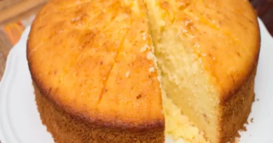 Gâteau éponge ou cake moelleux facile Ce gâteau éponge facile est doux, moelleux et léger comme l'air! Il s'agit d'une recette simple de génoise de base à base d'ingrédients tels que de la farine à gâteau, des œufs battus et du sucre pour une génoise facile et simple, moelleuse et moelleuse !