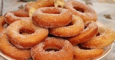 Les beignets glacés faits maison sont la réponse sucrée et moelleuse à "qu'est-ce qu'il y a pour le dessert ?" Cette recette de beignet de premier ordre offre un goût léger et beurré avec un glaçage parfaitement décadent qui se lèche les doigts. Apprenez à faire vos propres friandises de style boulangerie ici.