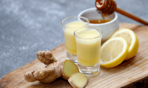 Jus de gingembre fait maison - rafraîchissant, acidulé, mentholé et sucré avec une boisson naturelle piquante faite avec seulement 5 ingrédients simples. Remplacez le sucre par du miel et vous obtenez une boisson détoxifiante saine qui peut être servie chaude ou froide !