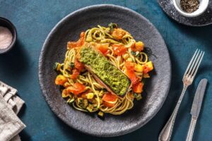 Spaghetti au saumon avec des courgettes Créez un peu de plaisir pour les enfants en servant le souper dans un colis. S'ouvre à table pour révéler de délicieux saumons roses, spaghettis, courgettes et tomates.