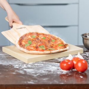 Faites une pizza parfaite à la maison avec cette recette de pizza maison classique, comprenant une recette de pâte à pizza, des suggestions de garniture et des instructions étape par étape.