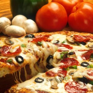 Faites une pizza parfaite à la maison avec cette recette de pizza maison classique, comprenant une recette de pâte à pizza, des suggestions de garniture et des instructions étape par étape.