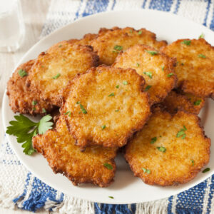 Les beignets de pommes de terre sont une recette délicieusement facile à préparer - ils font une collation savoureuse que même les plus petits des enfants adoreront, ou sont fabuleux en accompagnement d'un repas plus copieux comme un barbecue et une salade. Apprenez à faire des latkes ou des beignets de pommes de terre croustillants et délicieux. Aussi connu sous le nom de galettes de pommes de terre. Excellente recette pour le dimanche matin ou le brunch et aussi parfaite pour Hanukkah !