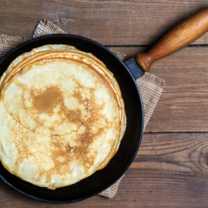 De bonnes crêpes à l'ancienne C'est une excellente recette que j'ai trouvée dans le livre de recettes de ma grand-mère. À en juger par l'aspect patiné de cette carte de recette, c'était un favori de la famille.