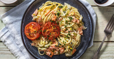 Spaghetti au saumon avec des courgettes Créez un peu de plaisir pour les enfants en servant le souper dans un colis. S'ouvre à table pour révéler de délicieux saumons roses, spaghettis, courgettes et tomates.