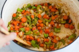 La soupe au bœuf et aux légumes est la soupe confortable parfaite et un si bon moyen d'utiliser tous ces légumes stockés dans le réfrigérateur ! Il est parfaitement copieux et rassasiant grâce aux tendres morceaux de bœuf riche en protéines et à l'abondance de légumes nutritifs. De plus, c'est une recette polyvalente, alors n'hésitez pas à remplacer les légumes par d'autres que vous pourriez avoir sous la main.