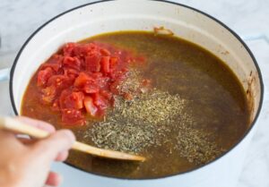 La soupe au bœuf et aux légumes est la soupe confortable parfaite et un si bon moyen d'utiliser tous ces légumes stockés dans le réfrigérateur ! Il est parfaitement copieux et rassasiant grâce aux tendres morceaux de bœuf riche en protéines et à l'abondance de légumes nutritifs. De plus, c'est une recette polyvalente, alors n'hésitez pas à remplacer les légumes par d'autres que vous pourriez avoir sous la main.