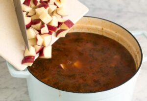 La soupe au bœuf et aux légumes est la soupe confortable parfaite et un si bon moyen d'utiliser tous ces légumes stockés dans le réfrigérateur ! Il est parfaitement copieux et rassasiant grâce aux tendres morceaux de bœuf riche en protéines et à l'abondance de légumes nutritifs. De plus, c'est une recette polyvalente, alors n'hésitez pas à remplacer les légumes par d'autres que vous pourriez avoir sous la main.