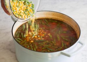 La soupe au bœuf et aux légumes est la soupe confortable parfaite et un si bon moyen d'utiliser tous ces légumes stockés dans le réfrigérateur ! Il est parfaitement copieux et rassasiant grâce aux tendres morceaux de bœuf riche en protéines et à l'abondance de légumes nutritifs. De plus, c'est une recette polyvalente, alors n'hésitez pas à remplacer les légumes par d'autres que vous pourriez avoir sous la main.