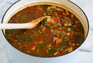 La soupe au bœuf et aux légumes est la soupe confortable parfaite et un si bon moyen d'utiliser tous ces légumes stockés dans le réfrigérateur ! Il est parfaitement copieux et rassasiant grâce aux tendres morceaux de bœuf riche en protéines et à l'abondance de légumes nutritifs. De plus, c'est une recette polyvalente, alors n'hésitez pas à remplacer les légumes par d'autres que vous pourriez avoir sous la main.