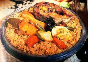 L'origine de la thieboudienne est assez fascinante, mais pas aussi simple qu'on le voudrait car la majeure partie de l'histoire entourant cette délicatesse a été transmise par la tradition orale. Alors que le riz Jollof est traditionnellement attribué à l'Empire wolof sénégalais