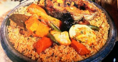 L'origine de la thieboudienne est assez fascinante, mais pas aussi simple qu'on le voudrait car la majeure partie de l'histoire entourant cette délicatesse a été transmise par la tradition orale. Alors que le riz Jollof est traditionnellement attribué à l'Empire wolof sénégalais