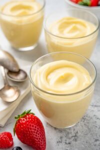 Crème anglaise (pâtisserie) simple Ceci est ma propre modification de quelques recettes différentes. Pas trop riche ou trop sucré comme de nombreuses crèmes aux œufs peuvent l'être. Peut être servi tiède immédiatement ou froid.