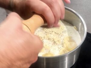 Le dauphinois (parfois appelé dauphinoise) tire son nom de la région du Dauphiné en France et est un plat apprécié dans le monde entier. La combinaison de pommes de terre imbibées de crème infusée à l'ail puis cuites lentement à la perfection fondante est à peu près aussi bonne qu'elle l'est lorsqu'il s'agit d'aliments réconfortants. Ce dauphinois est garni de gruyère et cuit au four, ce qui en fait un gratin dauphinois et extra délicieux.