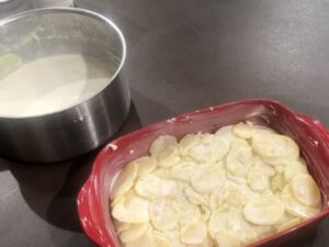 Le dauphinois (parfois appelé dauphinoise) tire son nom de la région du Dauphiné en France et est un plat apprécié dans le monde entier. La combinaison de pommes de terre imbibées de crème infusée à l'ail puis cuites lentement à la perfection fondante est à peu près aussi bonne qu'elle l'est lorsqu'il s'agit d'aliments réconfortants. Ce dauphinois est garni de gruyère et cuit au four, ce qui en fait un gratin dauphinois et extra délicieux.