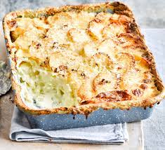 Le dauphinois (parfois appelé dauphinoise) tire son nom de la région du Dauphiné en France et est un plat apprécié dans le monde entier. La combinaison de pommes de terre imbibées de crème infusée à l'ail puis cuites lentement à la perfection fondante est à peu près aussi bonne qu'elle l'est lorsqu'il s'agit d'aliments réconfortants. Ce dauphinois est garni de gruyère et cuit au four, ce qui en fait un gratin dauphinois et extra délicieux.