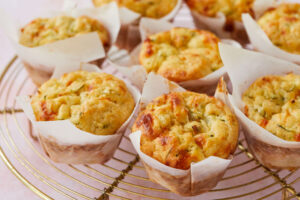 Muffins salés aux courgettes et au fromage Ma recette de muffins aux courgettes et au fromage est si simple, si bonne et si savoureuse - ce qui prouve que vous n'avez pas besoin d'être sucré pour un petit-déjeuner ou un brunch cuit au four.