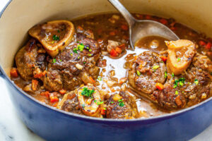 Qu'est-ce que l'Osso Bucco ? "Osso Bucco" signifie "trou d'os" car cette moelle donne la saveur riche à la sauce. Une cuillère à moelle, l'une de ces longues cuillères maigres que l'on trouve dans les anciens ensembles d'argenterie sterling, serait utile avec ce plat, car la succulente moelle de tige peut être difficile à extraire (j'ai utilisé le bout maigre d'une cuillère à café). J'ai fait plusieurs fois de l'osso buco, un plat italien de jarrets de veau braisés. J'en ai mangé dans de bons restaurants italiens mais je ne l'ai jamais vraiment aimé jusqu'à maintenant.