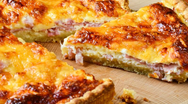 Recette de quiche lorraine La première quiche à attirer l'attention du public américain fut la quiche lorraine dans les années 1950. Depuis lors, nous avons traversé ce qui s'est avéré être le quiching de l'Amérique. Comme la crème glacée, la quiche apparaît dans toutes les saveurs - des asperges aux courgettes. Cette recette donne suffisamment de garniture pour un plat à tarte. Si vous utilisez un moule à tarte, attendez-vous à avoir de la crème anglaise supplémentaire.