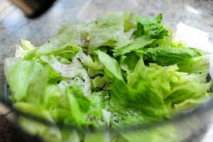 Une salade étagée colorée parfaite pour les repas-partage et les pique-niques. C'est une salade printanière simple et belle, et un aliment de base des repas-partage et des déjeuners dans ma région du pays. Vous pouvez varier les ingrédients selon vos goûts et ce que vous avez dans votre frigo, et vous pouvez l'agrémenter un peu d'herbes fraîches, de gorgonzola, tout ce qui fait voler votre jupe ! Les ingrédients standard de la plupart des salades en couches sont de la laitue ou des épinards (ou les deux !), Des œufs durs, du bacon émietté, du fromage râpé, des oignons verts et des pois verts, qui sont disposés en couches dans un joli bol en verre afin que les couches puissent être vues dans tous les sens. leur beauté colorée.