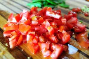 Une salade étagée colorée parfaite pour les repas-partage et les pique-niques. C'est une salade printanière simple et belle, et un aliment de base des repas-partage et des déjeuners dans ma région du pays. Vous pouvez varier les ingrédients selon vos goûts et ce que vous avez dans votre frigo, et vous pouvez l'agrémenter un peu d'herbes fraîches, de gorgonzola, tout ce qui fait voler votre jupe ! Les ingrédients standard de la plupart des salades en couches sont de la laitue ou des épinards (ou les deux !), Des œufs durs, du bacon émietté, du fromage râpé, des oignons verts et des pois verts, qui sont disposés en couches dans un joli bol en verre afin que les couches puissent être vues dans tous les sens. leur beauté colorée.