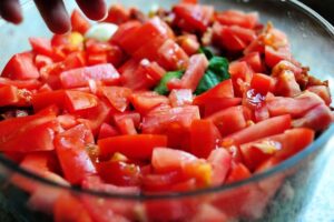 Une salade étagée colorée parfaite pour les repas-partage et les pique-niques. C'est une salade printanière simple et belle, et un aliment de base des repas-partage et des déjeuners dans ma région du pays. Vous pouvez varier les ingrédients selon vos goûts et ce que vous avez dans votre frigo, et vous pouvez l'agrémenter un peu d'herbes fraîches, de gorgonzola, tout ce qui fait voler votre jupe ! Les ingrédients standard de la plupart des salades en couches sont de la laitue ou des épinards (ou les deux !), Des œufs durs, du bacon émietté, du fromage râpé, des oignons verts et des pois verts, qui sont disposés en couches dans un joli bol en verre afin que les couches puissent être vues dans tous les sens. leur beauté colorée.