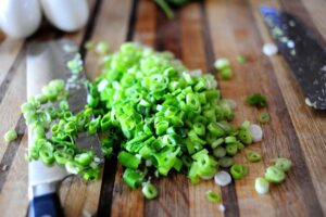 Une salade étagée colorée parfaite pour les repas-partage et les pique-niques. C'est une salade printanière simple et belle, et un aliment de base des repas-partage et des déjeuners dans ma région du pays. Vous pouvez varier les ingrédients selon vos goûts et ce que vous avez dans votre frigo, et vous pouvez l'agrémenter un peu d'herbes fraîches, de gorgonzola, tout ce qui fait voler votre jupe ! Les ingrédients standard de la plupart des salades en couches sont de la laitue ou des épinards (ou les deux !), Des œufs durs, du bacon émietté, du fromage râpé, des oignons verts et des pois verts, qui sont disposés en couches dans un joli bol en verre afin que les couches puissent être vues dans tous les sens. leur beauté colorée.