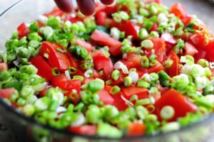 Une salade étagée colorée parfaite pour les repas-partage et les pique-niques. C'est une salade printanière simple et belle, et un aliment de base des repas-partage et des déjeuners dans ma région du pays. Vous pouvez varier les ingrédients selon vos goûts et ce que vous avez dans votre frigo, et vous pouvez l'agrémenter un peu d'herbes fraîches, de gorgonzola, tout ce qui fait voler votre jupe ! Les ingrédients standard de la plupart des salades en couches sont de la laitue ou des épinards (ou les deux !), Des œufs durs, du bacon émietté, du fromage râpé, des oignons verts et des pois verts, qui sont disposés en couches dans un joli bol en verre afin que les couches puissent être vues dans tous les sens. leur beauté colorée.