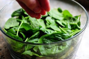 Une salade étagée colorée parfaite pour les repas-partage et les pique-niques. C'est une salade printanière simple et belle, et un aliment de base des repas-partage et des déjeuners dans ma région du pays. Vous pouvez varier les ingrédients selon vos goûts et ce que vous avez dans votre frigo, et vous pouvez l'agrémenter un peu d'herbes fraîches, de gorgonzola, tout ce qui fait voler votre jupe ! Les ingrédients standard de la plupart des salades en couches sont de la laitue ou des épinards (ou les deux !), Des œufs durs, du bacon émietté, du fromage râpé, des oignons verts et des pois verts, qui sont disposés en couches dans un joli bol en verre afin que les couches puissent être vues dans tous les sens. leur beauté colorée.