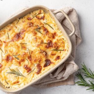 Le dauphinois (parfois appelé dauphinoise) tire son nom de la région du Dauphiné en France et est un plat apprécié dans le monde entier. La combinaison de pommes de terre imbibées de crème infusée à l'ail puis cuites lentement à la perfection fondante est à peu près aussi bonne qu'elle l'est lorsqu'il s'agit d'aliments réconfortants. Ce dauphinois est garni de gruyère et cuit au four, ce qui en fait un gratin dauphinois et extra délicieux.