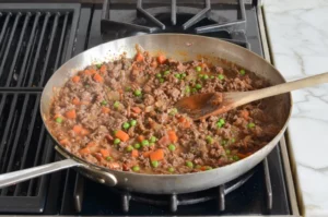 Hachis Parmentier Recette de pâté chinois préférée, une casserole classique de Grande-Bretagne et d'Irlande à l'américaine. Faites cuire du bœuf haché et des légumes savoureux, garnissez de purée de pommes de terre et faites cuire à la perfection.