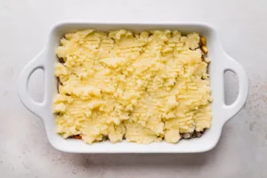 Hachis Parmentier Recette de pâté chinois préférée, une casserole classique de Grande-Bretagne et d'Irlande à l'américaine. Faites cuire du bœuf haché et des légumes savoureux, garnissez de purée de pommes de terre et faites cuire à la perfection.