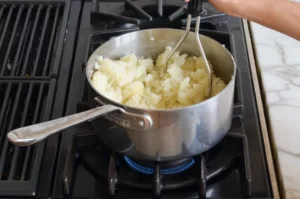 Hachis Parmentier Recette de pâté chinois préférée, une casserole classique de Grande-Bretagne et d'Irlande à l'américaine. Faites cuire du bœuf haché et des légumes savoureux, garnissez de purée de pommes de terre et faites cuire à la perfection.