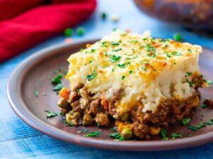 Hachis Parmentier Recette de pâté chinois préférée, une casserole classique de Grande-Bretagne et d'Irlande à l'américaine. Faites cuire du bœuf haché et des légumes savoureux, garnissez de purée de pommes de terre et faites cuire à la perfection.