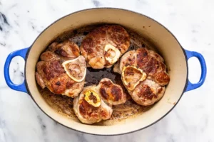 Osso bucco Avez-vous déjà mangé un osso buco ? Ce classique italien propose de succulents jarrets de veau braisés surmontés d'une gremolata, un accompagnement vif de persil, de zeste de citron et d'ail. Notre recette d'osso bucco a un ingrédient secret : la pancetta !