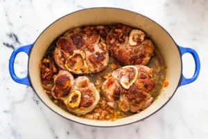 Osso bucco Avez-vous déjà mangé un osso buco ? Ce classique italien propose de succulents jarrets de veau braisés surmontés d'une gremolata, un accompagnement vif de persil, de zeste de citron et d'ail. Notre recette d'osso bucco a un ingrédient secret : la pancetta !