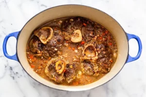 Osso bucco Avez-vous déjà mangé un osso buco ? Ce classique italien propose de succulents jarrets de veau braisés surmontés d'une gremolata, un accompagnement vif de persil, de zeste de citron et d'ail. Notre recette d'osso bucco a un ingrédient secret : la pancetta !