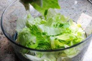 Une salade étagée colorée parfaite pour les repas-partage et les pique-niques. C'est une salade printanière simple et belle, et un aliment de base des repas-partage et des déjeuners dans ma région du pays. Vous pouvez varier les ingrédients selon vos goûts et ce que vous avez dans votre frigo, et vous pouvez l'agrémenter un peu d'herbes fraîches, de gorgonzola, tout ce qui fait voler votre jupe ! Les ingrédients standard de la plupart des salades en couches sont de la laitue ou des épinards (ou les deux !), Des œufs durs, du bacon émietté, du fromage râpé, des oignons verts et des pois verts, qui sont disposés en couches dans un joli bol en verre afin que les couches puissent être vues dans tous les sens. leur beauté colorée.