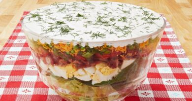 Une salade étagée colorée parfaite pour les repas-partage et les pique-niques. C'est une salade printanière simple et belle, et un aliment de base des repas-partage et des déjeuners dans ma région du pays. Vous pouvez varier les ingrédients selon vos goûts et ce que vous avez dans votre frigo, et vous pouvez l'agrémenter un peu d'herbes fraîches, de gorgonzola, tout ce qui fait voler votre jupe ! Les ingrédients standard de la plupart des salades en couches sont de la laitue ou des épinards (ou les deux !), Des œufs durs, du bacon émietté, du fromage râpé, des oignons verts et des pois verts, qui sont disposés en couches dans un joli bol en verre afin que les couches puissent être vues dans tous les sens. leur beauté colorée.